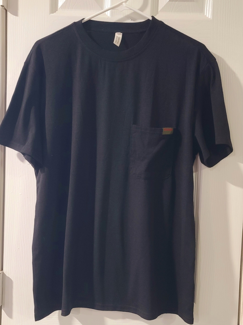 Qekoma mens black T-shirt Medium
